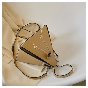 Détail du sac à main triangulaire en cuir beige avec cordon de serrage et bords noirs