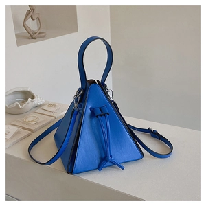 Détail d'un sac à main triangulaire bleu électrique avec fermeture à cordon