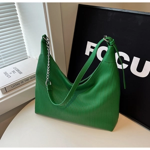 Détail du sac hobo vert avec texture plissée et bandoulière en chaîne argentée