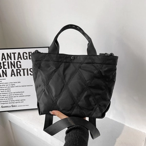 Borsa tote nera trapuntata a rombi con tracolla larga regolabile di tendenza