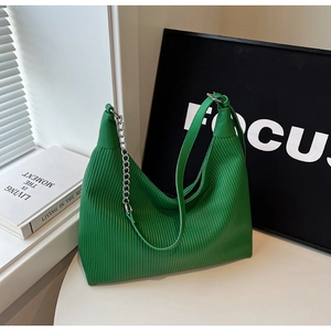 Détail du sac hobo vert vif plissé avec chaîne argentée et texture moderne chic