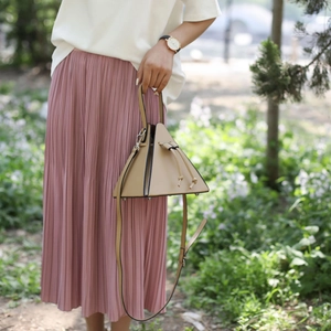Détail d'un sac triangle géométrique beige avec cordon et bandoulière réglable