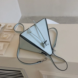 Détail d'un sac à bandoulière triangulaire bleu clair avec cordon de serrage et bandoulière