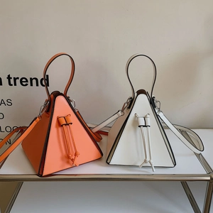 Détail des sacs à main pyramides orange et blanc avec cordon de serrage et bandoulière