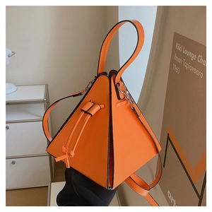 Gros plan du sac pyramide géométrique orange avec détail élégant de nœud coulissant