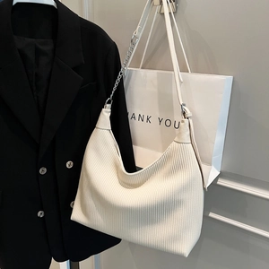 Sac à bandoulière plissé blanc crème chic avec chaîne et grande capacité en forme de demi-lune