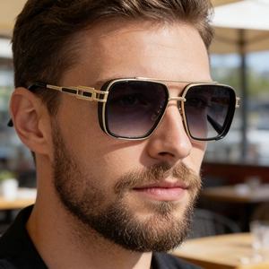 Détails de lunettes de soleil carrées vintage avec double pont doré et verres dégradés