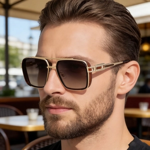 Gros plan de lunettes de soleil carrées rétro avec double pont doré sur modèle