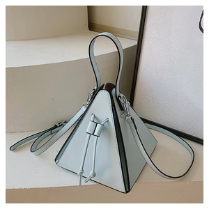 Détail du sac triangulaire en cuir bleu clair avec cordon et poignée supérieure