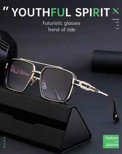 Détail de lunettes de soleil carrées futuristes avec monture dorée et maille latérale