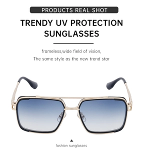 Détail de lunettes de soleil carrées en métal doré avec verres dégradés bleu et blanc UV