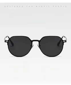Détail de lunettes de soleil polarisées magnétiques noires mates pour les myopes