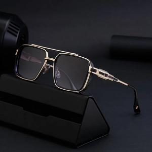 Lunettes de soleil carrées rétro avec monture noir et or, style punk sur étui en cuir