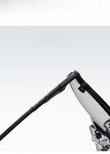 Détail de la charnière de lunettes noir mat avec joint métallique et monture polarisée