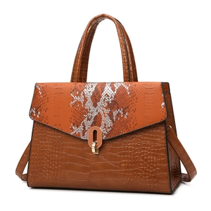 Borsa tote marrone stampa coccodrillo con patta a serpente e fibbia dorata in metallo