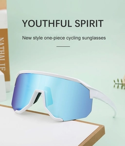 Detail einer weißen Fahrrad-Sonnenbrille mit einem großen blauen reflektierenden Glas