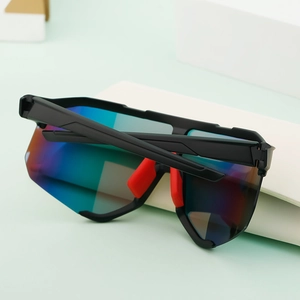 Detail einer mattschwarzen Sportsonnenbrille mit roten Nasenpads und polarisierten Gläsern