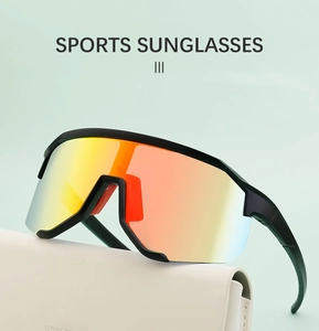 Detail einer mattschwarzen Sportsonnenbrille mit orange verspiegelten Gläsern auf Etui