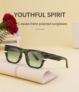 Détail de lunettes de soleil polarisées carrées en PC marbré vert avec étui en cuir