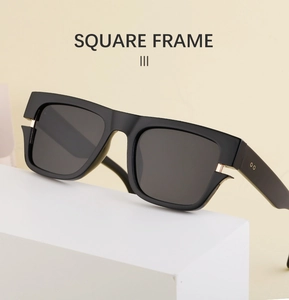 Détail de lunettes de soleil carrées noires polarisées avec charnières dorées