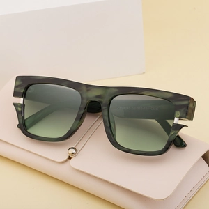 Lunettes de soleil polarisées avec monture marbre vert et verres dégradés et étui