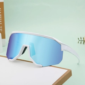 Sportsonnenbrille mit weißem Rahmen und blau-violett verspiegelten Gläsern zum Radfahren