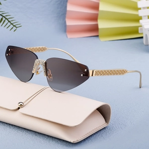Lunettes de soleil papillon sans monture avec verres dégradés et détails en cristal