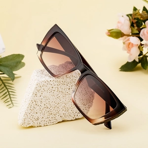 Fashion cat-eye sunglasses for women with brown gradient lenses and woven texture temple