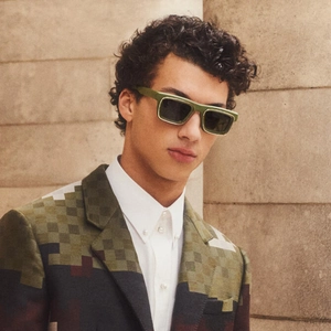Lunettes de soleil vintage homme à monture verte avec une veste à motif pixelisé