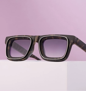 Détail de lunettes de soleil carrées vintage avec verres dégradés violets et monture