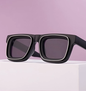 Vue détaillée de lunettes de soleil noires carrées avec monture intérieure argentée