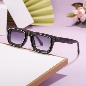 Lunettes de soleil carrées chic avec monture écaille et verres dégradés violets