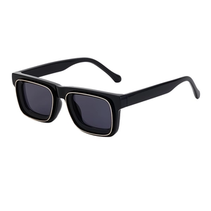 Lunettes de soleil carrées rétro noires avec double monture intérieure en métal doré