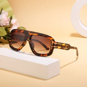 Fashion square tortoiseshell sunglasses with brown gradient lenses and gold accents
