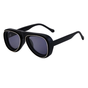 Lunettes de soleil pilote rétro avec monture noire, détails dorés et verres violets