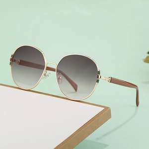 Fashionable round oversized sunglasses with gold metal frame and gradient lenses