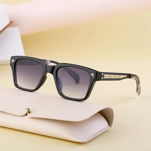 Lunettes de soleil rétro à monture carrée avec branches en métal doré et verres dégradés