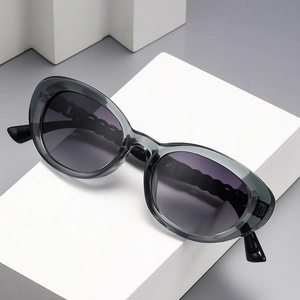 Chic polarized sunglasses with translucent grey frame and unique chain texture temples