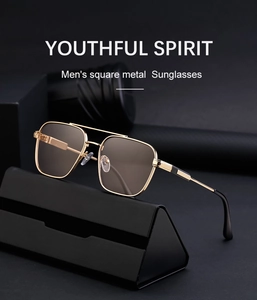 Detail der Herren-Sonnenbrille mit quadratischem Goldmetallrahmen und Doppelsteg