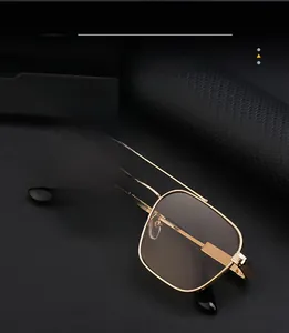 Detail der quadratischen Gold-Metallbrille mit Doppelsteg und schwarzen Bügeln