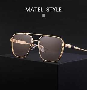 Detail einer eckigen Gold-Sonnenbrille mit Doppelsteg auf schwarzem Display-Ständer