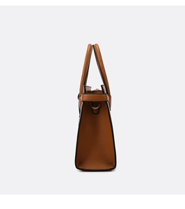 Vista laterale della borsa in pelle marrone caramello con trama litchi e zip metallica