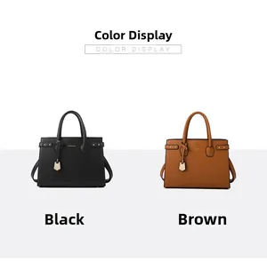 Dettaglio di borse tote in nero e marrone in pelle martellata con tracolle regolabili