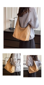 Collage vertical montrant un grand sac hobo camel avec une large bandoulière