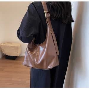 Sac fourre-tout vintage en cuir PU marron avec boucle carrée dorée sur la bandoulière
