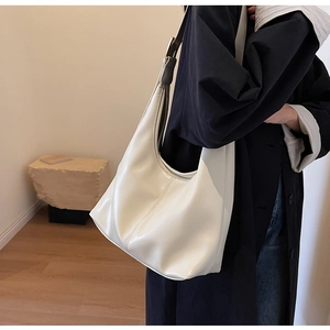 Détail du grand sac hobo blanc cassé avec bandoulière large et réglable en cuir souple