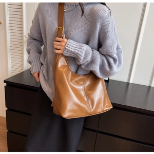 Sac seau Hobo en similicuir marron caramel avec bandoulière réglable porté épaule