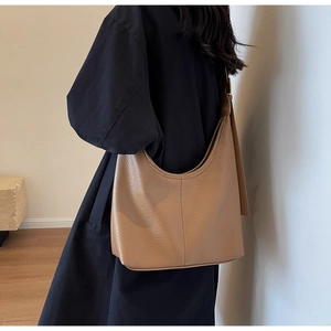 Detail of khaki brown large capacity tote bag with lychee texture and adjustable strap