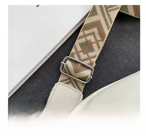 Détail de la sangle tissée ethnique ajustable avec motifs géométriques et boucle argent