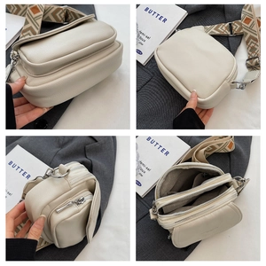 Détails du sac bandoulière crème avec fermetures éclair et sangle à motif géométrique